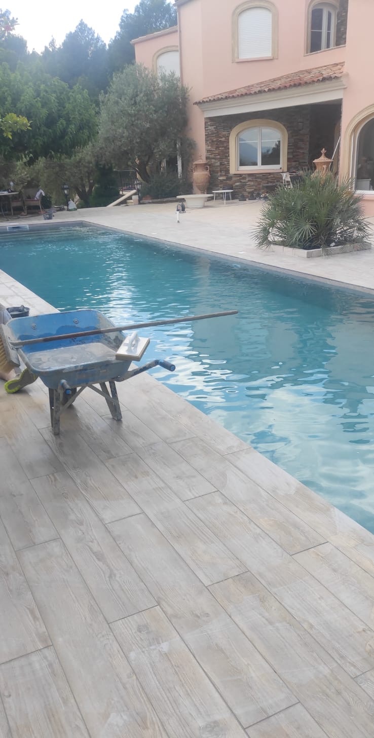 Piscine aménagée dans un jardin